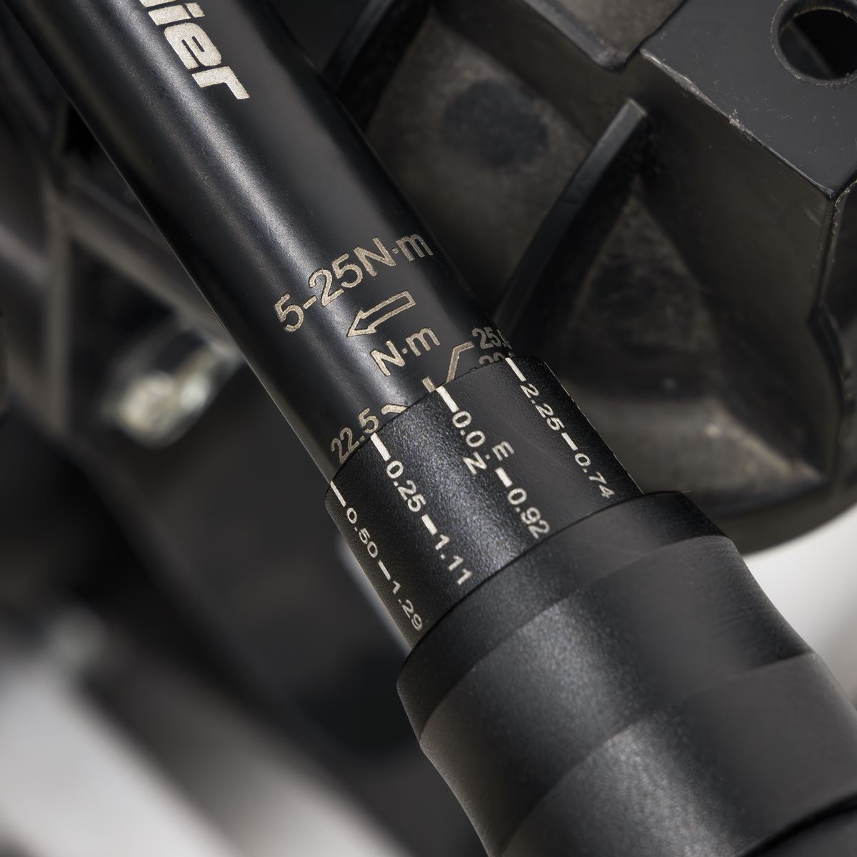Sealey Premier Black Torque Wrench Micrometer Style 1/4"Sq Drive Calibrated 5-25Nm - Premier Black  White Rose Tools