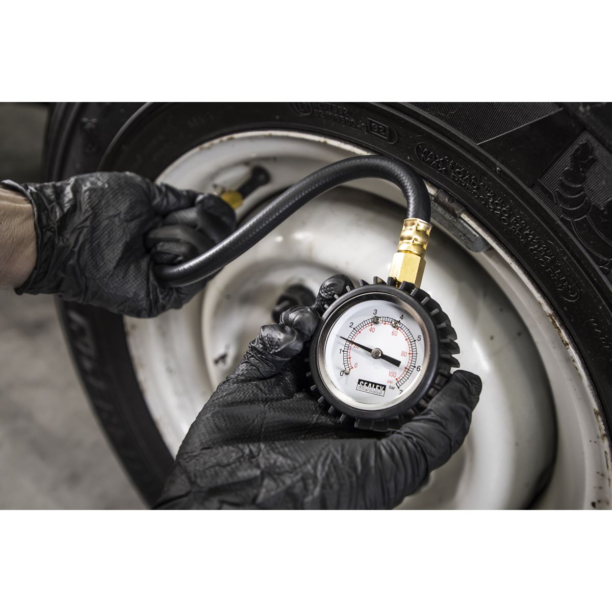 Sealey Tyre Pressure Gauge with Clip-On Chuck 0-7bar(0-100psi) 