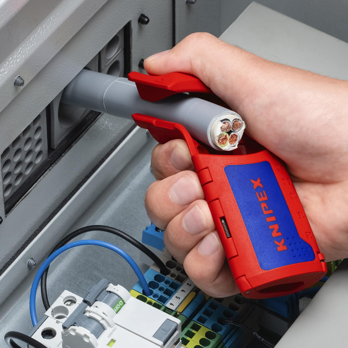 KNIPEX ErgoStrip XL preparing electrical cable