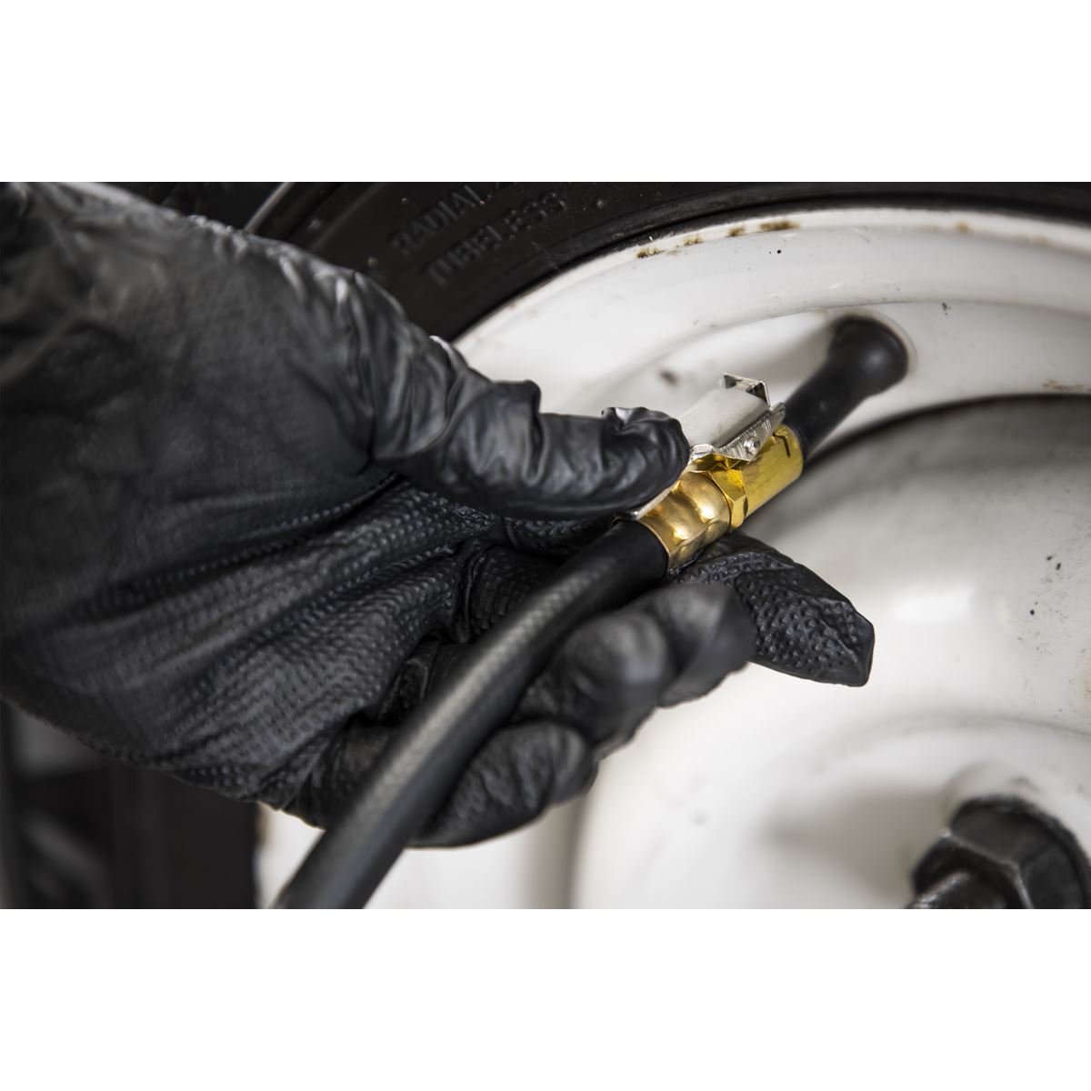 Sealey Tyre Pressure Gauge with Clip-On Chuck 0-7bar(0-100psi) 