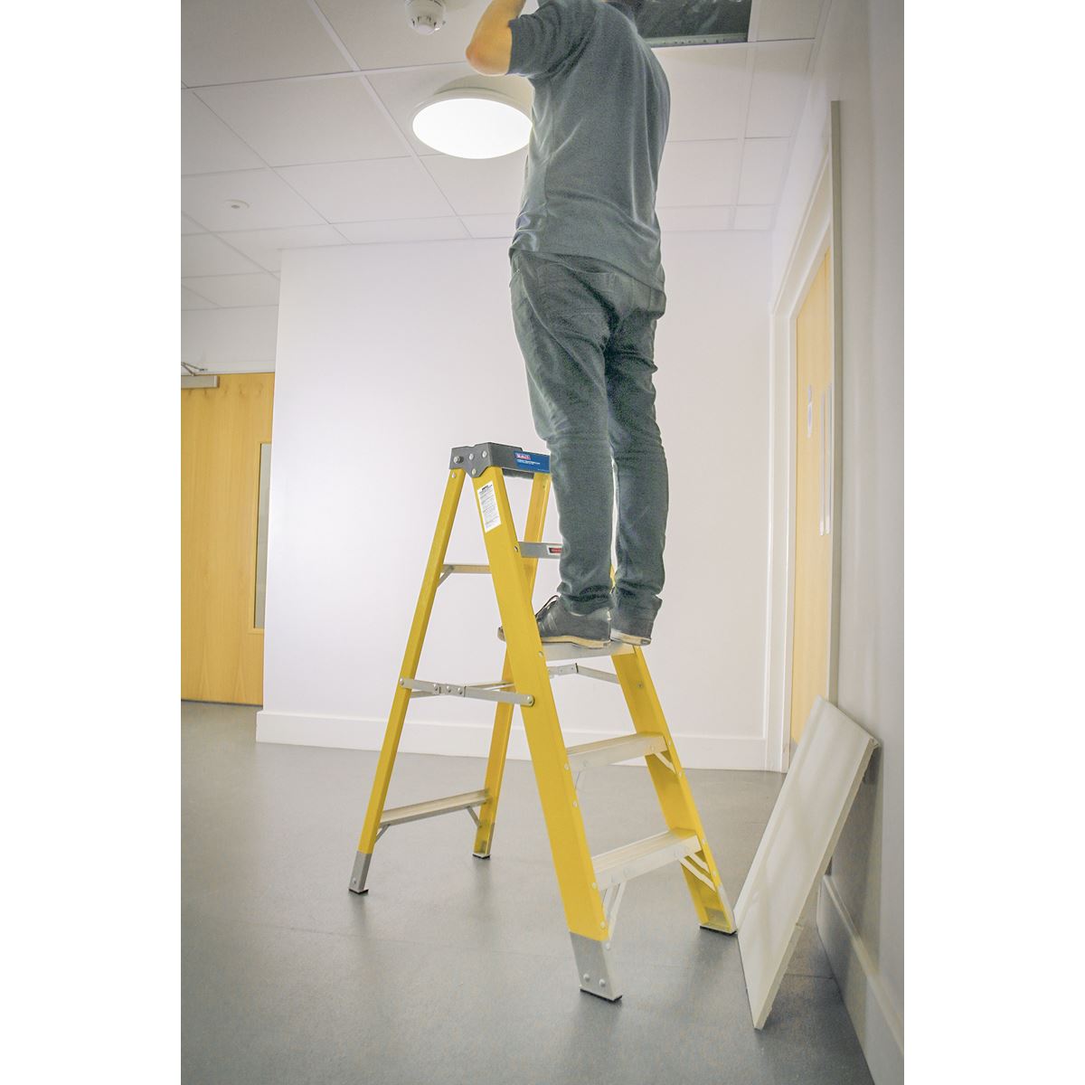 Sealey Fibreglass Step Ladder 4-Tread EN 131 