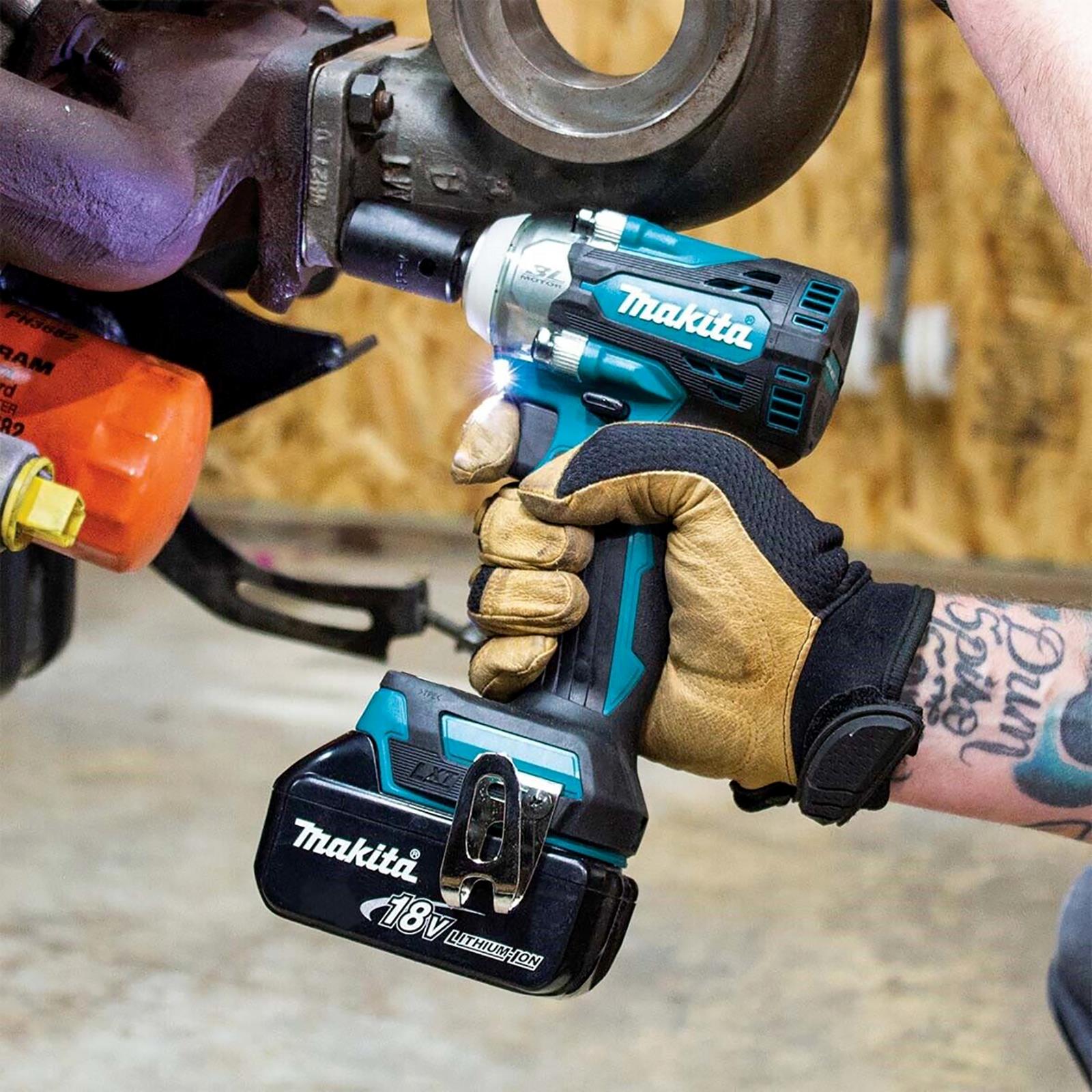 DTW300 Makita 18v Brushless Impact Wrench, 1/2 Drive, c/w 2 x 5Ah