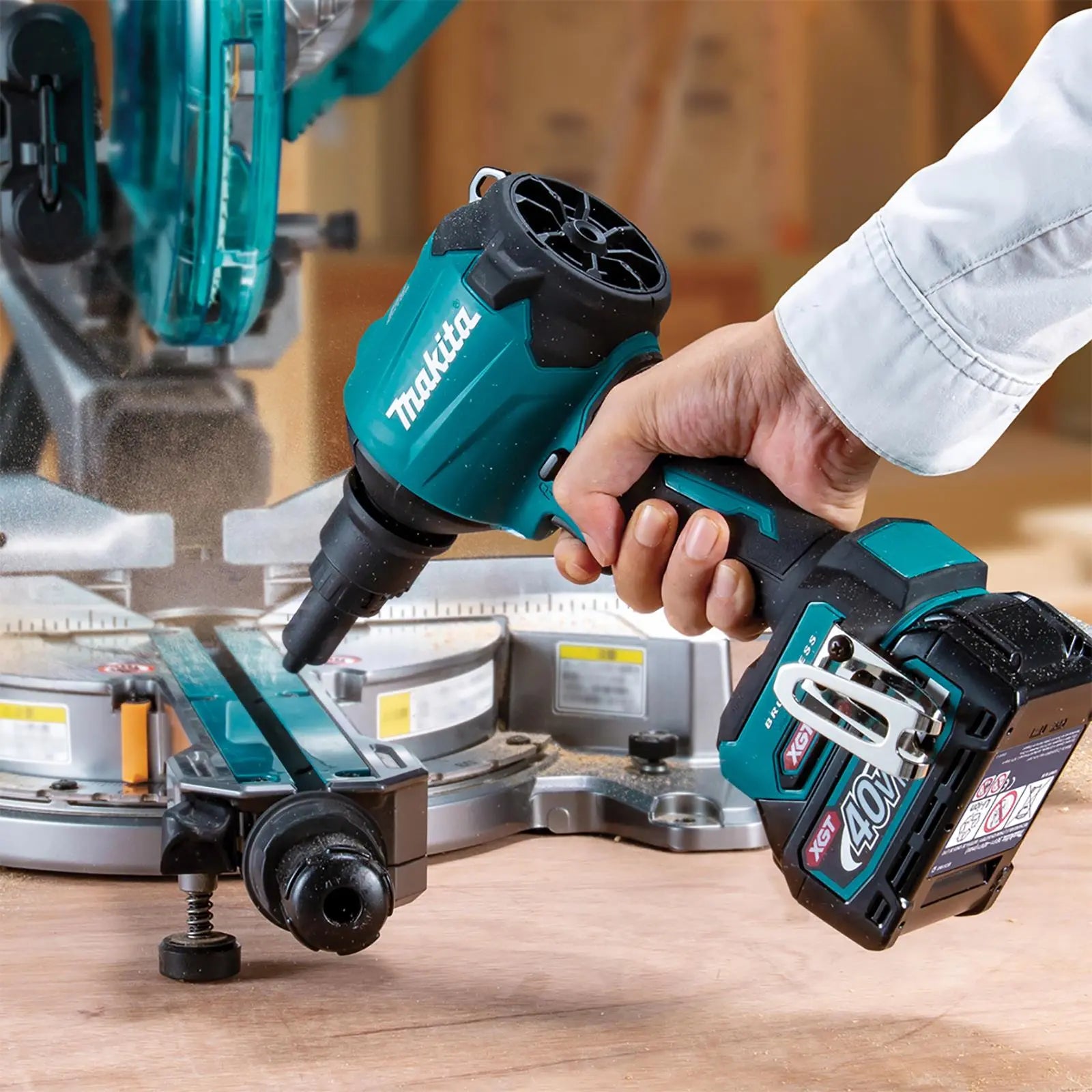 Makita Dust Blower 40V Max XGT Brushless 2 x 2.5Ah Batteries Charger Tool Bag Kit AS001GD202  White Rose Tools