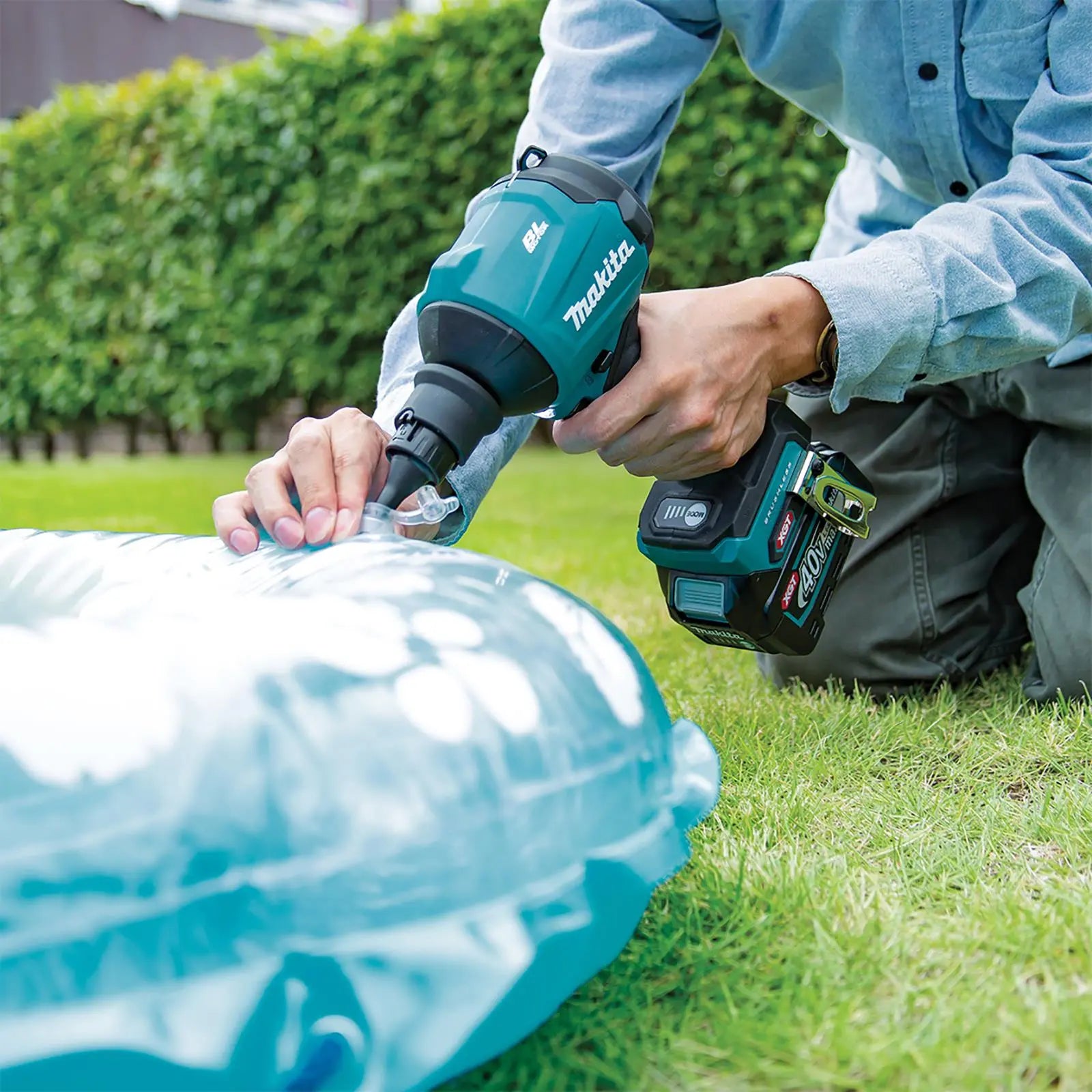 Makita Dust Blower 40V Max XGT Brushless 2 x 2.5Ah Batteries Charger Tool Bag Kit AS001GD202  White Rose Tools